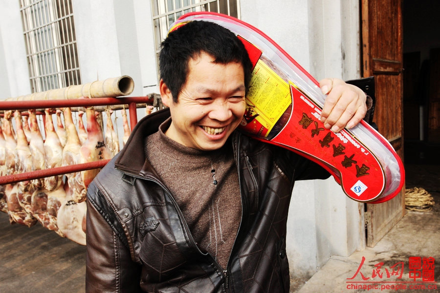 The Spring Festival in coming, a client buys a ham as traditional food for the new year.