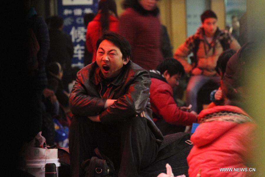 A passenger yawns while waiting for his train at the Changzhou Railway Station in Changzhou City, east China's Jiangsu Province, Jan. 26, 2013. The 40-day Spring Festival travel rush started on Saturday. The Spring Festival, which falls on Feb. 10 this year, is traditionally the most important holiday of the Chinese people. It is a custom for families to reunite in the holiday, a factor that has led to massive seasonal travel rushes in recent years as more Chinese leave their hometowns to seek work elsewhere. Public transportation is expected to accommodate about 3.41 billion travelers nationwide during the holiday, including 225 million railway passengers, (Xinhua/Chen Wei) 