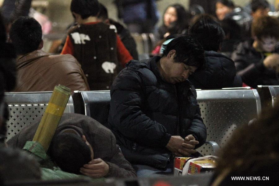 Passengers have a nap while waiting for trains at the Changzhou Railway Station in Changzhou City, east China's Jiangsu Province, Jan. 26, 2013. The 40-day Spring Festival travel rush started on Saturday. The Spring Festival, which falls on Feb. 10 this year, is traditionally the most important holiday of the Chinese people. It is a custom for families to reunite in the holiday, a factor that has led to massive seasonal travel rushes in recent years as more Chinese leave their hometowns to seek work elsewhere. Public transportation is expected to accommodate about 3.41 billion travelers nationwide during the holiday, including 225 million railway passengers, (Xinhua/Chen Wei) 