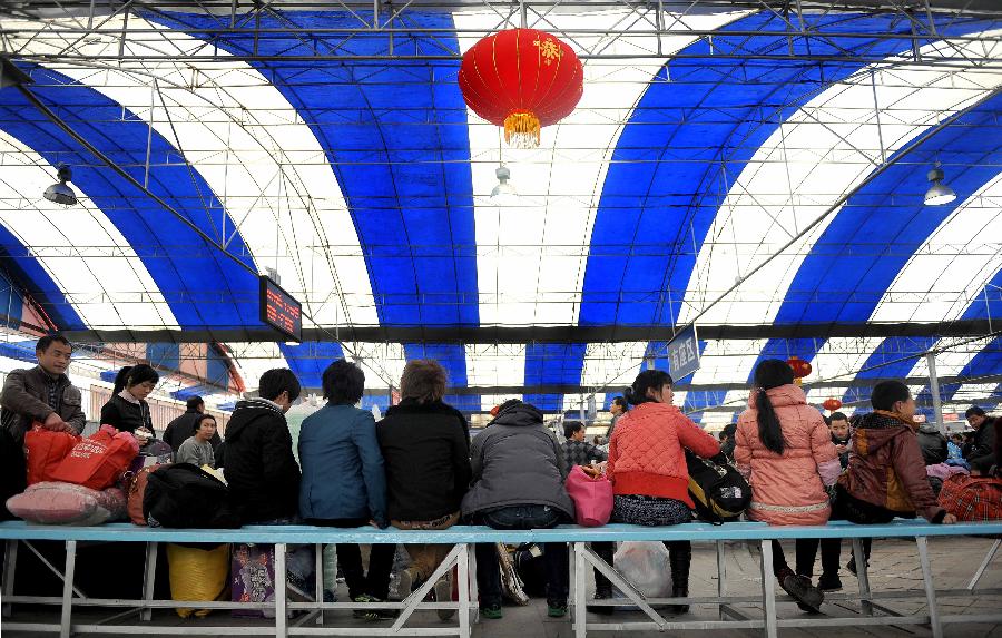 Passengers wait for trains in a temporary waiting room at the Chengdu Railway Station in Chengdu, capital of southwest China's Sichuan Province, Jan. 25, 2013. The 40-day Spring Festival travel rush will start on Jan. 26. (Xinhua/Xue Yubin) 