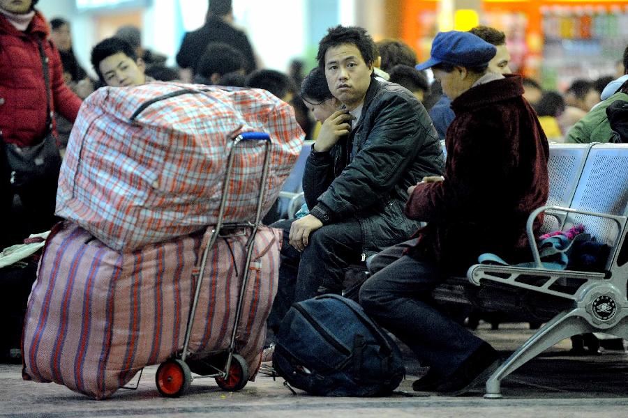 Passengers wait for trains at the Chengdu Railway Station in Chengdu, capital of southwest China's Sichuan Province, Jan. 25, 2013. The 40-day Spring Festival travel rush will start on Jan. 26. (Xinhua/Xue Yubin)
