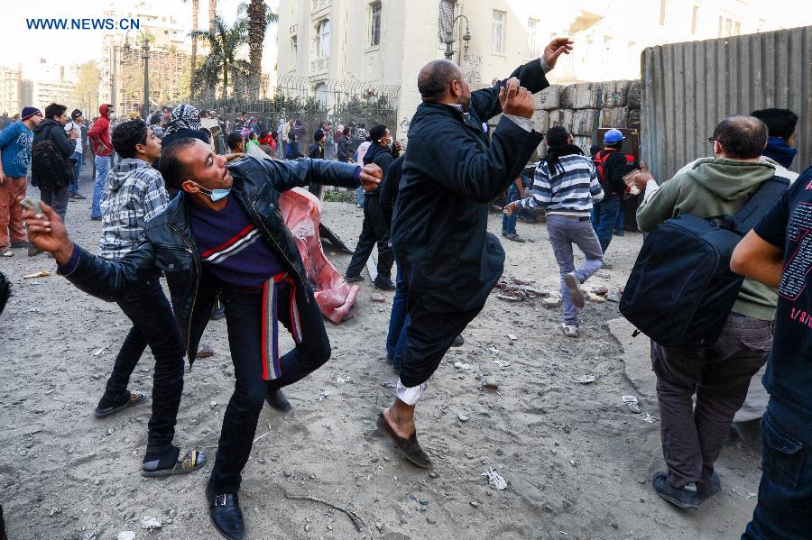 Protesters clash with police near Cairo's Tahrir Square on Jan. 25, 2013, during a massive demonstrations held nationwide to mark the second anniversary of the 2011 unrest that toppled former president Hosni Mubarak. (Xinhua/Li Muzi) 