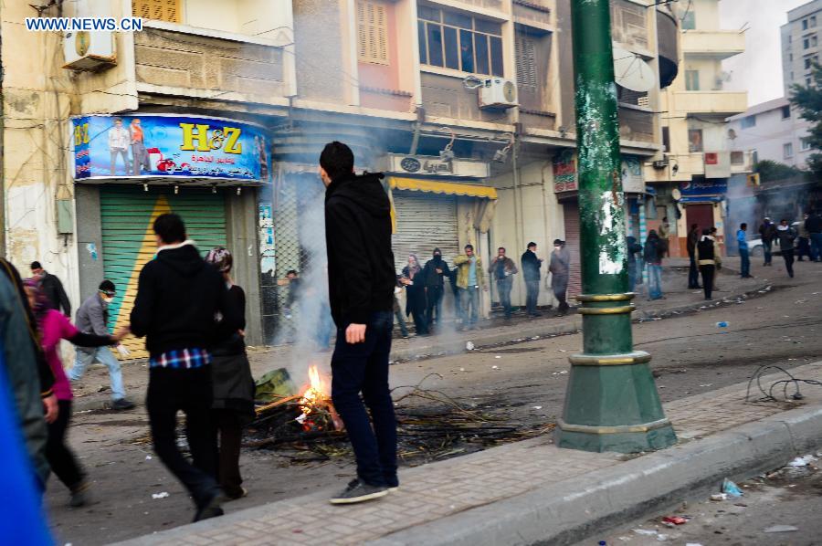 Egyptian protestors burn tyres near the government building in Alexandria on Jan. 25, 2013, during a massive demonstrations held nationwide to mark the second anniversary of the 2011 unrest that toppled former president Hosni Mubarak. (Xinhua/Qin Haishi) 