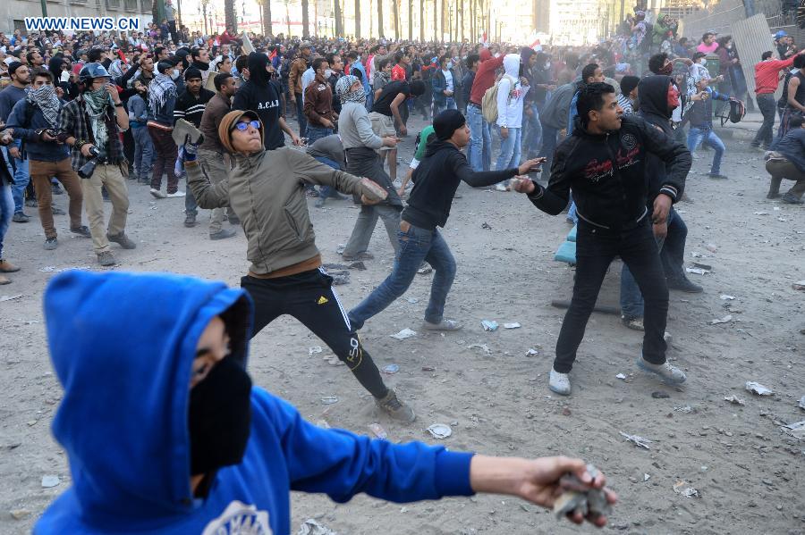 Protesters clash with police near Cairo's Tahrir Square on Jan. 25, 2013, during a massive demonstrations held nationwide to mark the second anniversary of the 2011 unrest that toppled former president Hosni Mubarak. (Xinhua/Li Muzi) 