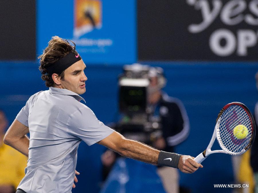 Roger Federer of Switzerland returns a hit during the men's singles semifinal match against Andy Murray of Britain at the 2013 Australian Open tennis tournament in Melbourne, Australia, Jan. 25, 2013. Roger Federer lost 2-3. (Xinhua/Bai Xue) 