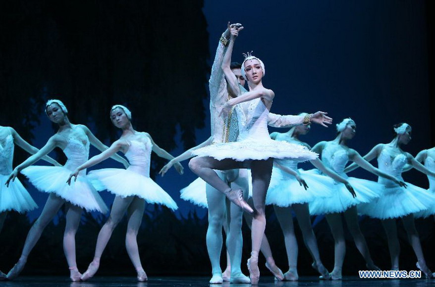 Dancers perform the ballet "Swan Lake" in Bazhou of north China's Hebei Province, Jan. 26, 2013. Dancers form the National Ballet of China presented several renowned ballet to the migrant workers and local residents in Bazhou on Saturday. (Xinhua/Li Fangyu)  