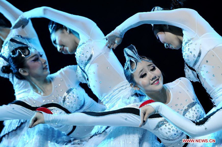 Artists perform during a live show at a scenic resort in Changbaishan of northeast China's Jilin Province, Jan. 26, 2013. A live show reflecting the folk culture derived from the Changbai Mountains area was staged here on Saturday. The show presented the audience with dances, acrobatics, magic performances. (Xinhua/Zhang Nan)