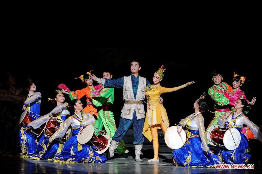Artists perform during a live show at a scenic resort in Changbaishan of northeast China's Jilin Province, Jan. 26, 2013. A live show reflecting the folk culture derived from the Changbai Mountains area was staged here on Saturday. The show presented the audience with dances, acrobatics, magic performances. (Xinhua/Zhang Nan)