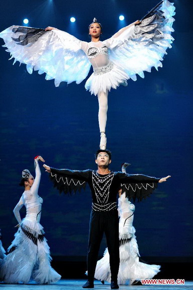 Artists perform ballet during a live show at a scenic resort in Changbaishan of northeast China's Jilin Province, Jan. 26, 2013. A live show reflecting the folk culture derived from the Changbai Mountains area was staged here on Saturday. The show presented the audience with dances, acrobatics, magic performances. (Xinhua/Zhang Nan)