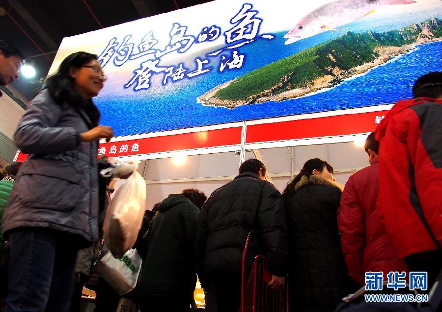 Shanghai consumers select deep-sea fishes caught in waters off the Diaoyu Islands, Jan. 26. On Saturday, fine and fresh fishes  of 4,000 kilograms were sold out in Shanghai market. The fishermen said the country’s maritime law enforcement activities off the islands boost their sense of safety and the yields of fishes. (Xinhua/Chen Fei)