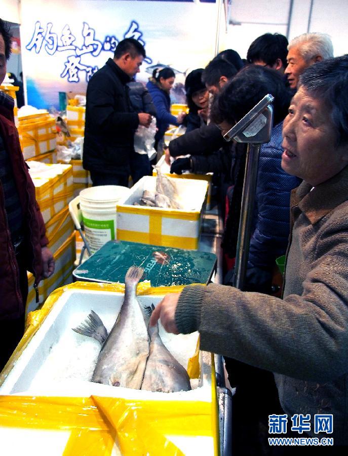 Shanghai consumers select deep-sea fishes caught in waters off the Diaoyu Islands, Jan. 26. On Saturday, fine and fresh fishes  of 4,000 kilograms were sold out in Shanghai market. The fishermen said the country’s maritime law enforcement activities off the islands boost their sense of safety and the yields of fishes. (Xinhua/Chen Fei)