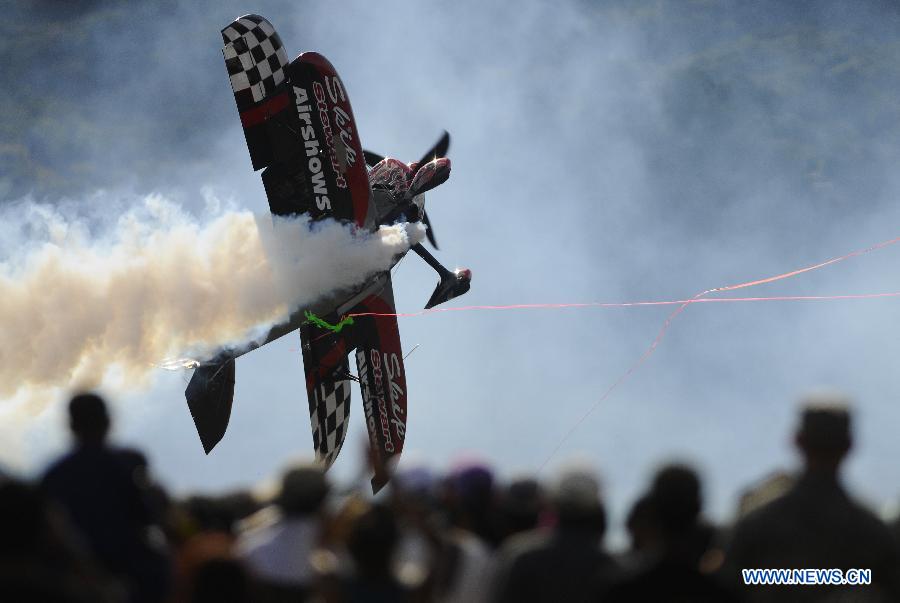 U.S. pilot Skip Stewart performs during the "2013 Ilopango Air Show", at the Ilopango air base in the city of San Salvador, capital of El Salvador, on Jan. 26, 2013. The show was held to raise funds for the National Children's Hospital Benjamin Bloom. (Xinhua/Oscar Rivera) 