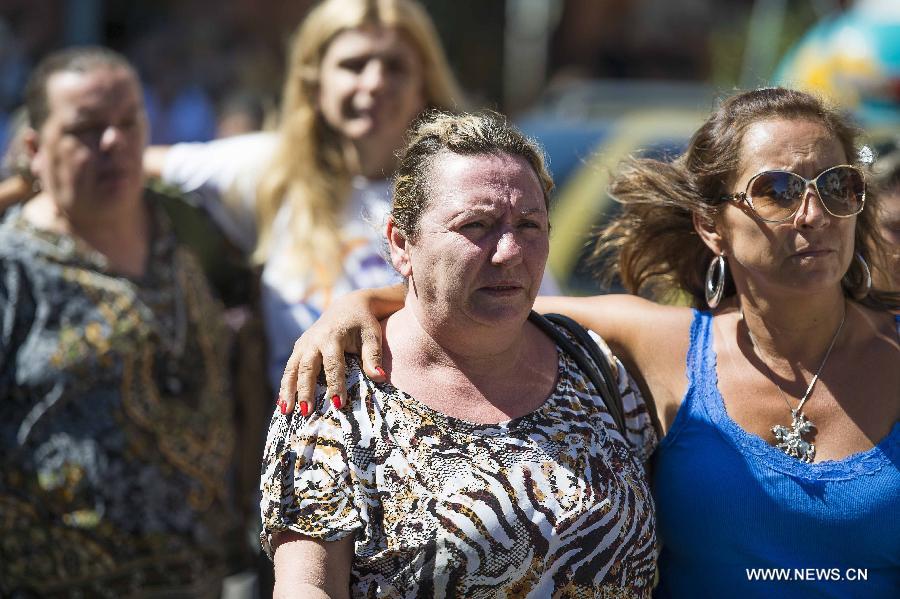 Relatives of the victims react in the municipal sports center where the bodies of the nightclub fire victims are placed, in Santa Maria, state of Rio Grande do Sul, southern Brazil, on Jan. 27, 2013. A nightclub fire that broke out in Santa Maria early Sunday killed at least 245 people, according to a local TV report. (Xinhua/AGENCIA ESTADO) 