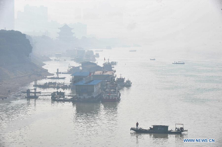 The vessels on the Xiangjiang River are shrouded by fog in Changsha, capital of central China's Hunan Province, Jan. 27, 2013. Local meteorological observatory issued a yellow alert for heavy fog on Sunday. (Xinhua/Long Hongtao)