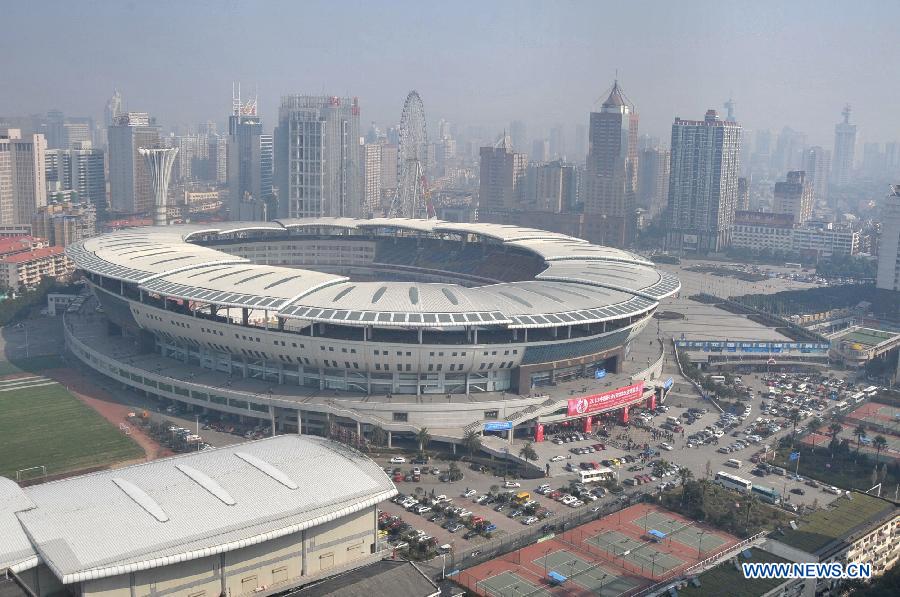The building of a stadium is shrouded by fog in Changsha, capital of central China's Hunan Province, Jan. 27, 2013. Local meteorological observatory issued a yellow alert for heavy fog on Sunday. (Xinhua/Long Hongtao)