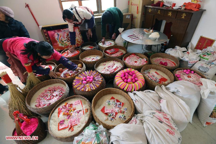 People put presents for a wedding in order at Chanru Village of Wangdong Town in Rongshui County, south China's Guangxi Zhuang Autonomous Region, Jan. 27, 2013. (Xinhua/Long Tao)