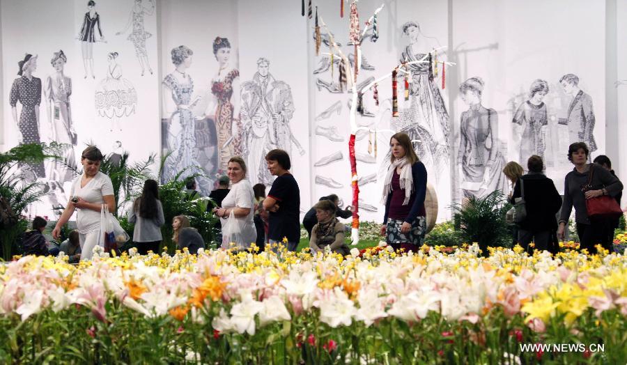 Visitors are seen at the floral booth of the International Green Week agriculture and food fair in Berlin, Germany, Jan. 27, 2013. The 2013 International Green Week agriculture and food fair was closed on Sunday. (Xinhua/Pan Xu)