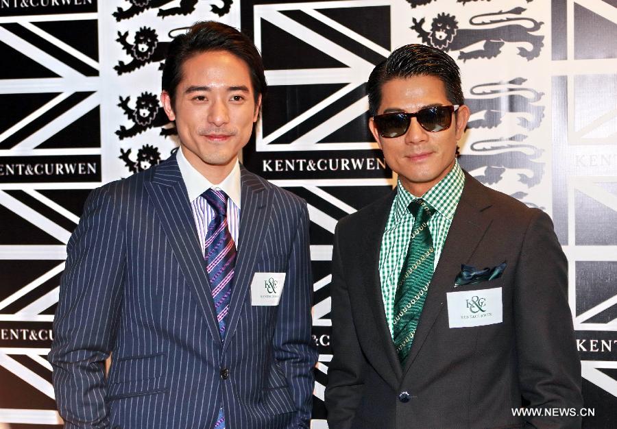 Singer Aaron Kwok (R) and singer Alex Lam pose for pictures during a horse racing activity in south China's Hong Kong, Jan. 27, 2013. (Xinhua/Jin Yi)