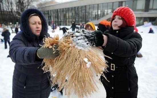 Russians are getting their creative caps on to enjoy the long-lasting wintertime. Three days of continuous snowfall in Moscow provides plenty of raw material for a snowman building competition, where families are turning thick snow on the ground into fine pieces of art. (cntv)