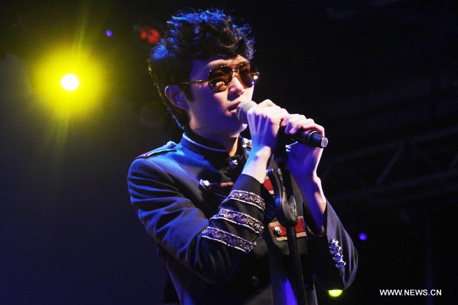 Singer Khalil Fong performs during a concert for his new album "Back to Wonderland", in Taipei, southeast China's Taiwan, Jan. 27, 2013. (Xinhua) 
