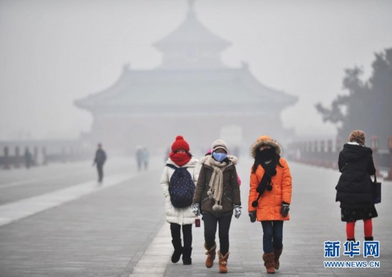 A photo taken on Jan. 23 shows several visitors wandering in Beijing’s Temple of Heaven. Beijing's meteorological center on Monday issued a yellow-coded alert for haze as the fourth foggy weather in this month hit the city and cuts the visibility below 3,000 meters in major parts of Beijing. (Photo/Xinhua)
