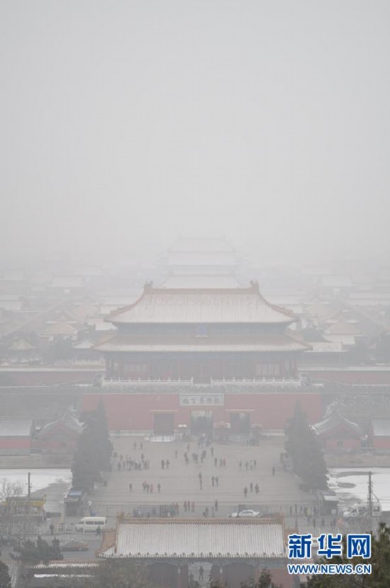 A photo taken on Jan. 23 shows the Forbidden City looming in the heavy fog. Beijing's meteorological center on Monday issued a yellow-coded alert for haze as the fourth foggy weather in this month hit the city and cuts the visibility below 3,000 meters in major parts of Beijing. (Photo/Xinhua)