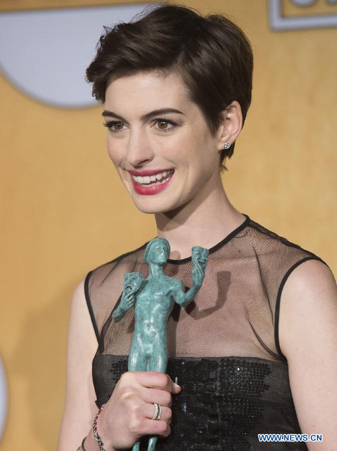 Actress Anne Hathaway, from the film "Les Miserables", poses with her trophy after receiving the award for best female actor in a supporting role at the 19th annual Screen Actors Guild Awards in Los Angeles, California January 27, 2013. (Xinhua/Yang Lei)