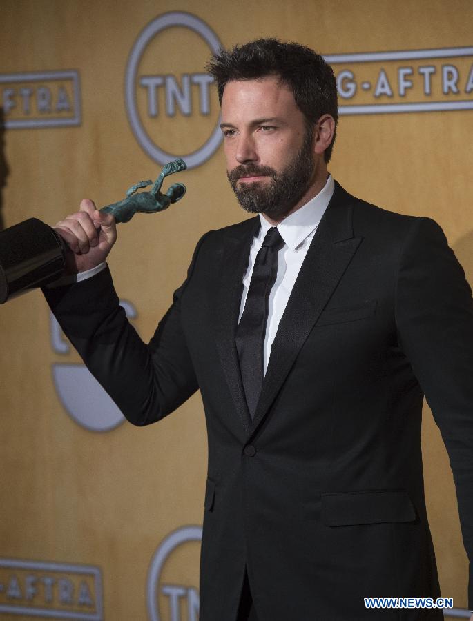 Director and actor Ben Affleck holds the trophy after receiving the award for outstanding performance by a cast in a motion picture for "Argo" at the 19th annual Screen Actors Guild Awards in Los Angeles, California January 27, 2013. (Xinhua/Yang Lei)