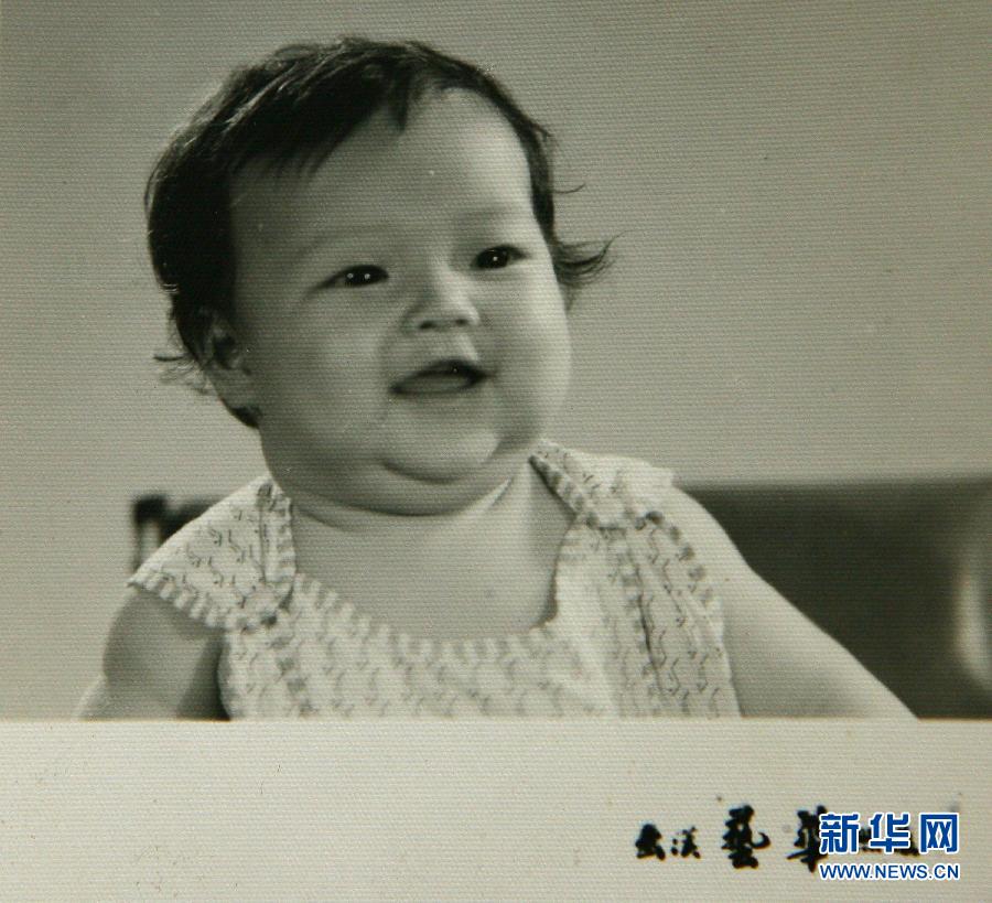 Photo reproduced from an old photo shows 100-day-old Li Na. (Xinhua/Zhou Guoqiang)