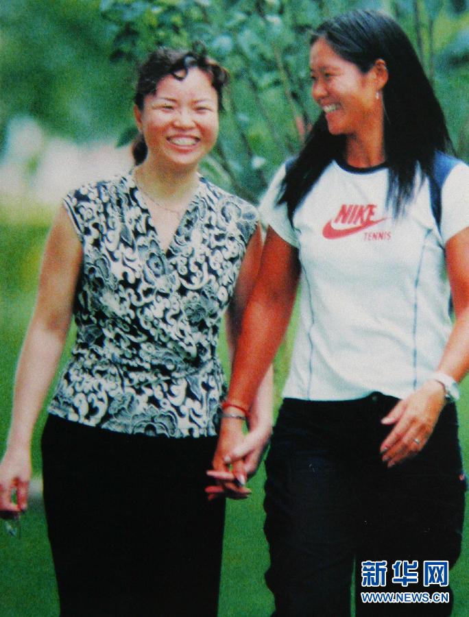 Photo reproduced from an old photo shows Li Na (R) with her mother Li Yanping. (Xinhua/Zhou Guoqiang)