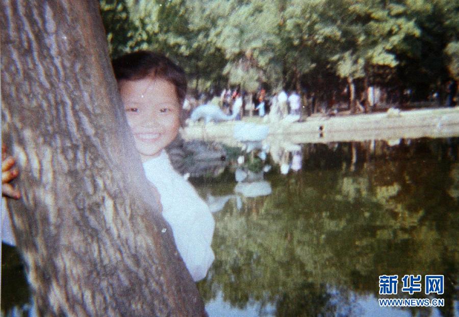 Photo reproduced from an old photo shows Li Na playing in a park in her childhood (Xinhua/Zhou Guoqiang)