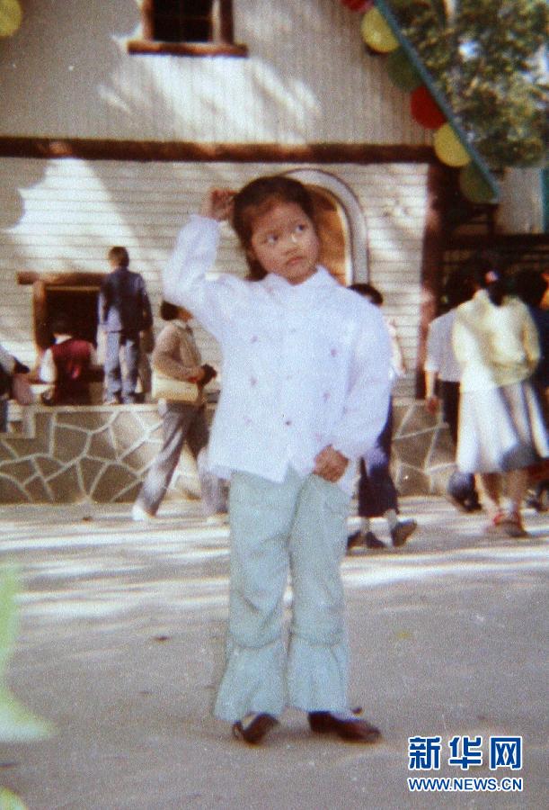 Photo reproduced from an old photo shows Li Na playing in a park in her childhood (Xinhua/Zhou Guoqiang)