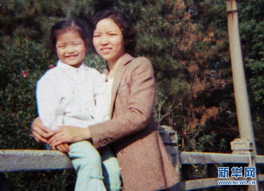 Photo reproduced from an old photo shows Li Na posing with her mother in a park in her childhood, (Xinhua/Zhou Guoqiang)