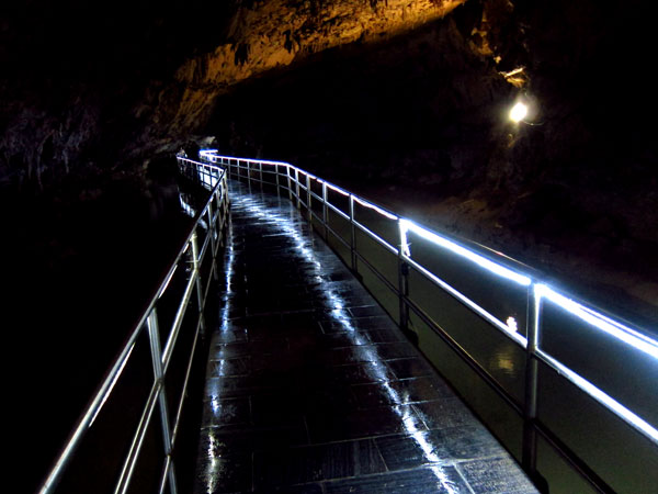 A modern walkway over an ancient waterway at Yellow Dragon Cave. (Photo/CRI) 