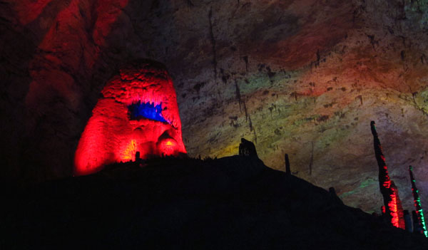 The stalagmite named King's Throne looks curiously like a monster's head. (Photo/CRI)