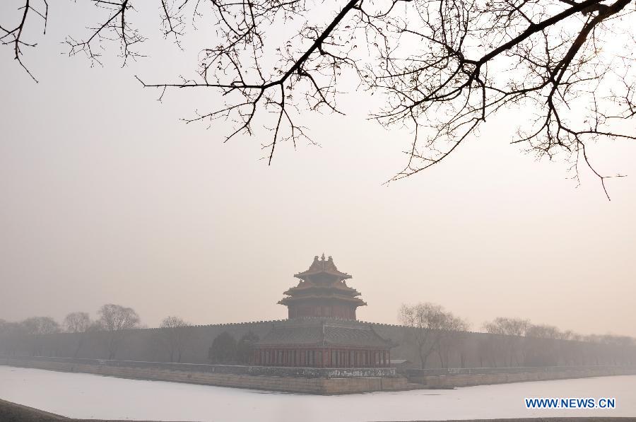 Photo taken on Jan. 28, 2013 shows the turret of the Palace Museum shrouded in fog in Beijing, capital of China. The National Meteorological Center (NMC) issued a blue-coded alert on Jan. 27 as foggy weather forecast for the coming two days will cut visibility and worsen air pollution in some central and eastern Chinese cities. (Xinhua/Wang Junfeng) 