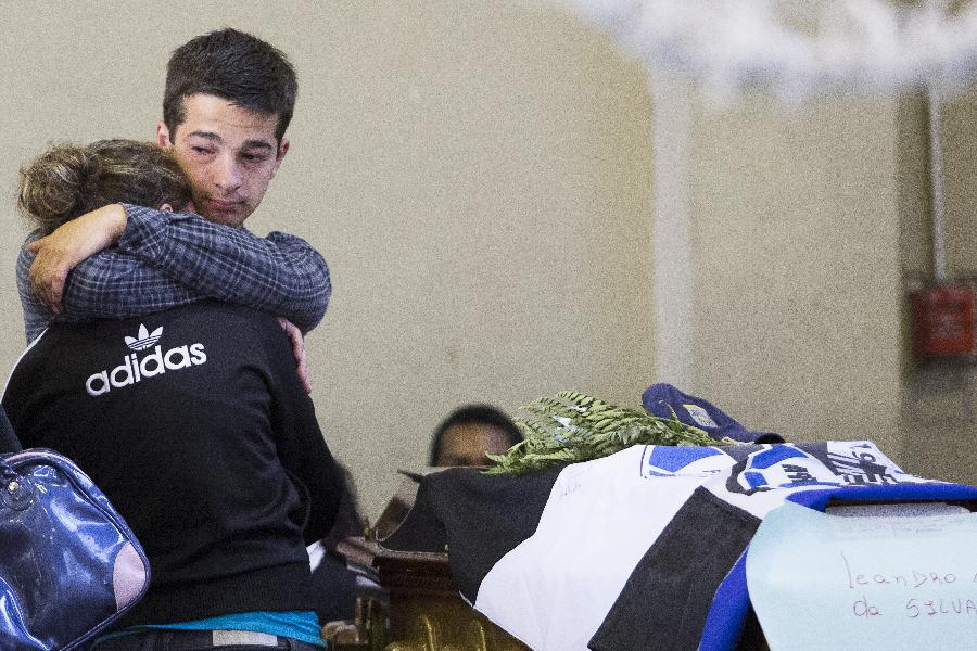 People mourn the dead at the Santa Maria Municipal Sports Center, in Santa Maria, Brazil, on Jan. 28, 2013.  (Xinhua/AGENCIA ESTADO) 