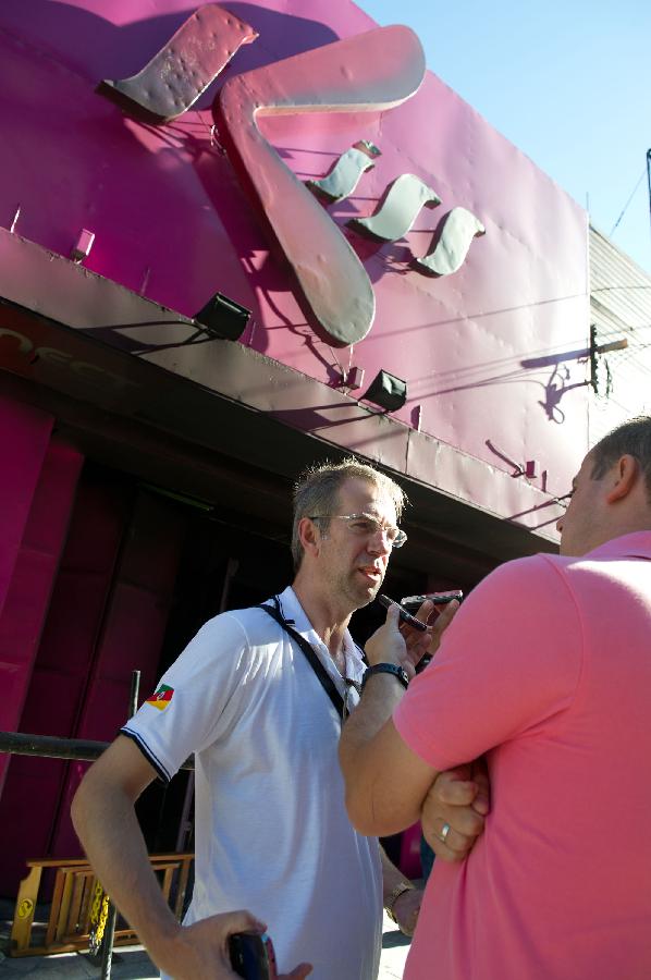 An interview is carried out at the fire site of "Kiss" nightclub in Santa Maria, Brazil, on Jan. 28, 2013. (Xinhua/Weng Xinyang) 