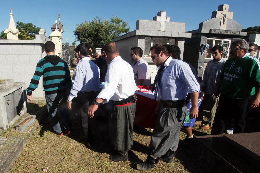 Relatives of fire victims attend a funeral at the Municipal Cemetery, in Santa Maria, Brazil, on Jan. 28, 2013.  (Xinhua/AGENCIA ESTADO) 