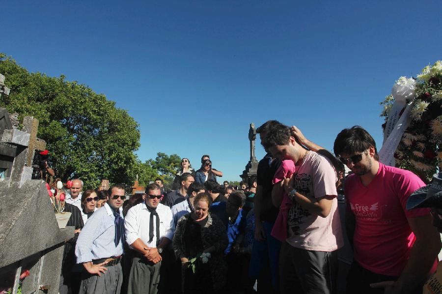 Relatives of fire victims attend a funeral at the Municipal Cemetery, in Santa Maria, Brazil, on Jan. 28, 2013. (Xinhua/AGENCIA ESTADO) 