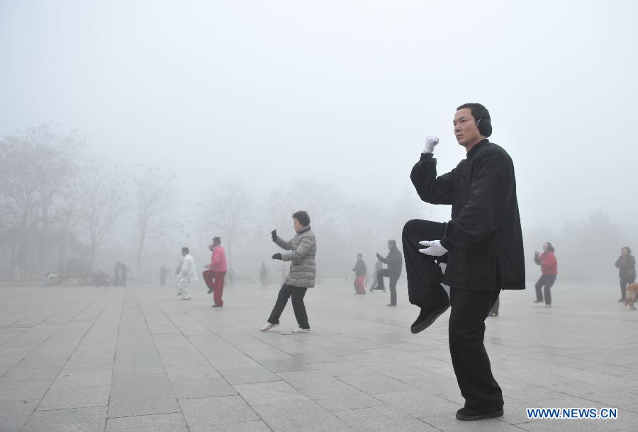 Citizens exercise amid fog in Fuyang, east China's Anhui Province, Jan. 28, 2013. The National Meteorological Center (NMC) issued a blue-coded alert on Jan. 27 as foggy weather forecast for the coming two days will cut visibility and worsen air pollution in some central and eastern Chinese cities. (Xinhua/Lu Qijian) 