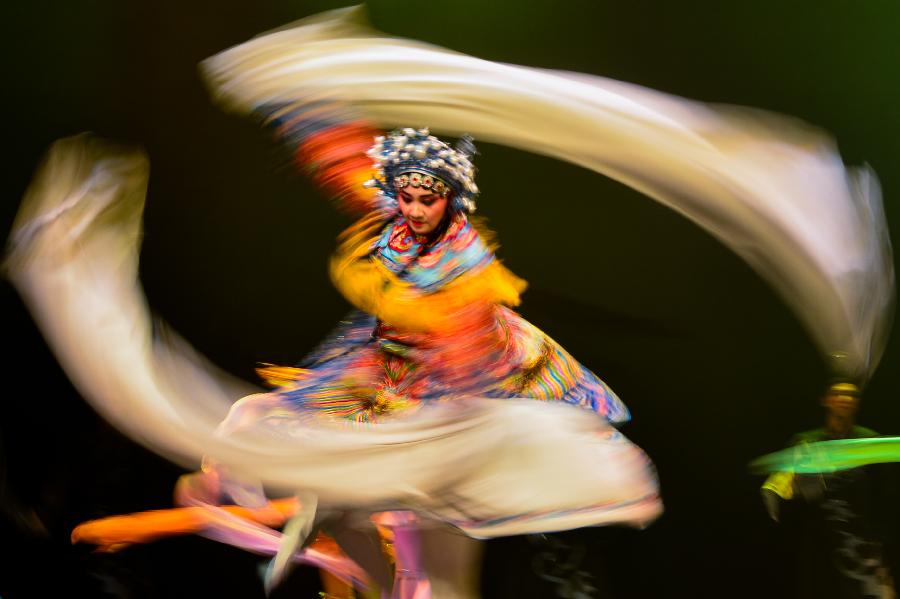 A dancer of Hangzhou Song and Dance Troupe performs at Cairo Opera in Cairo, Egypt, Jan. 28, 2013. (Xinhua/Qin Haishi)