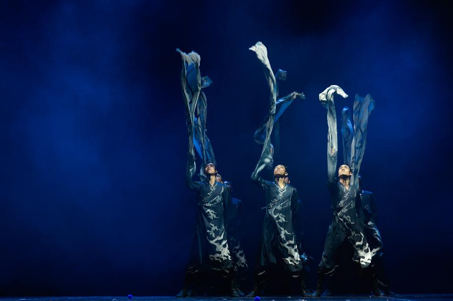Dancers of Hangzhou Song and Dance Troupe perform at Cairo Opera in Cairo, Egypt, Jan. 28, 2013. (Xinhua/Qin Haishi)