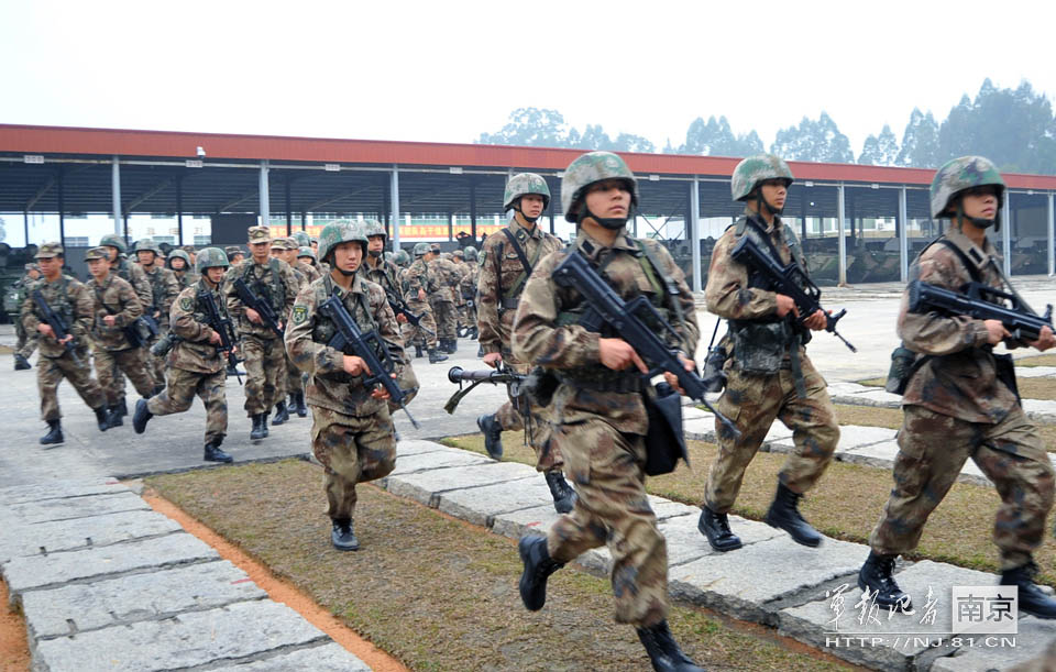 Soldiers of the division's panzer regiment of Nanjing Military Area Command (MAC) of the Chinese People's Liberation Army (PLA) took part in emergency military drill recently. (Source: NJ.81.cn)