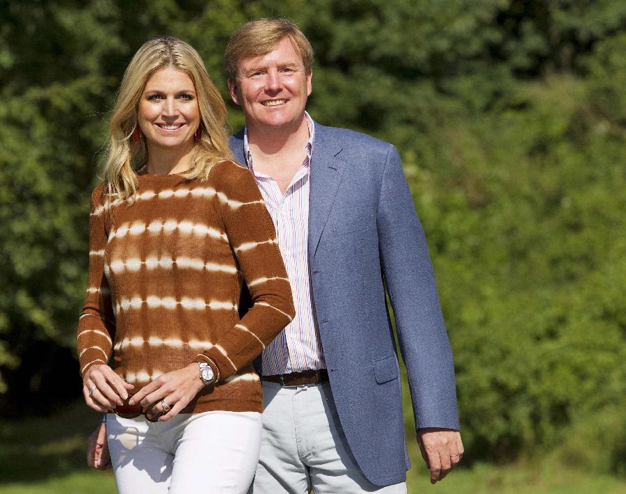 Prince Willem-Alexander (R) of the Netherlands and his wife Princess Maxima are seen during the annual summer photocall in Wassenaar on this July 7, 2012 file photo. (Xinhua/Reuters)