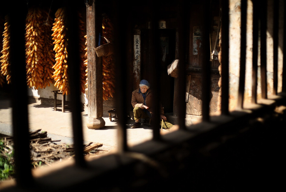 Li Shiying, blind, comes out to enjoy the warm sun during the day.(Photo/Eastday)