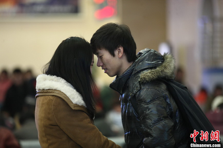 Sweet moment: A couple of lovers say goodbye to each other at Qingdao Railway Station on Jan. 26, 2013. (CNS/XU Chongde)