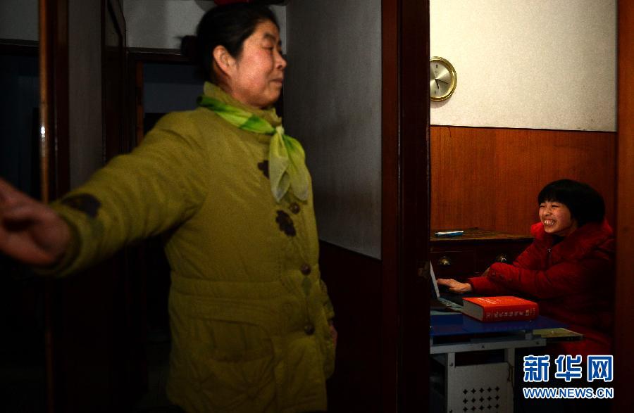 With mother's care, Liu Xiaolin writes story in the room on Jan. 25. (Xinhua/ Guo Xulei)