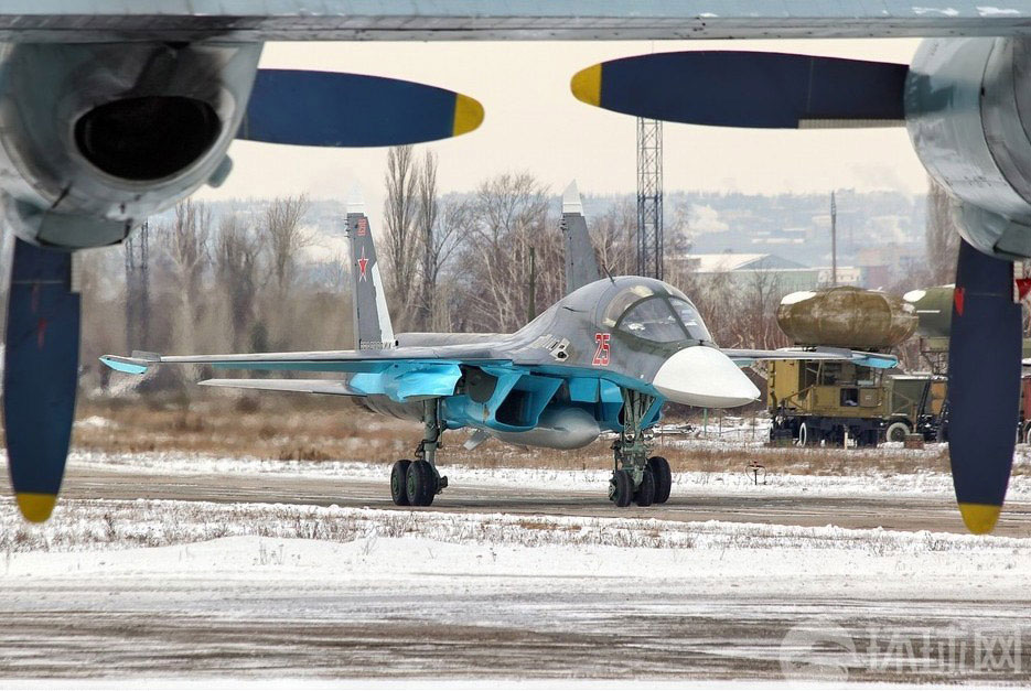 Su-34 bomber is a warplane of a four-plus generation, with the operational range of 4,000 km and the maximum speed of 1,900 km per hour. Five Su-34 frontline bombers will be deployed in an air base near the city of Voronezh in southwest Russia, a spokesperson with the Russian Western Military District said on Jan. 22.(Photo/People’s Daily Online)