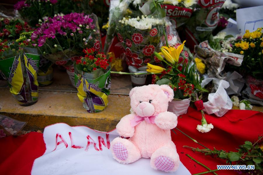 A toy bear is placed in front of the Kiss nightclub in Santa Maria, Brazil, Jan. 29, 2013. A total of 231 people died in a fire that swept through a nightclub in the city of Santa Maria, in Rio Grande do Sul state, southern Brazil Saturday night. (Xinhua/Weng Xinyang)